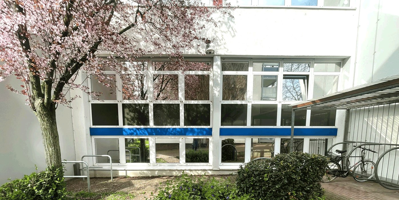 Sonnenschutzfolien an Schulgebäude